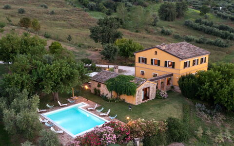 Casale Verdicchio 10+2: Zwembad, Landgoed, Toevlucht, Verblijf, Hacienda, Eco Hotel, Boerderij, Villa, Buitenmeubels, Werf