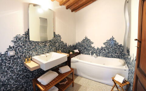 La Capanna di Franca 6+2: Loodgieterswerkinrichting, Natuurlijk Materiaal, Kamerplant, Tegel, Kraan, Bloempot, Loodgieter, Badkamer, Ceramic
