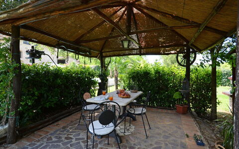 La Capanna di Franca 6+2: Meubilair, Schaduw, Tuin, Outdoor Structuur, Buitentafel, Stoel, Buitenmeubels, Backyard, Prieel, Flagstone