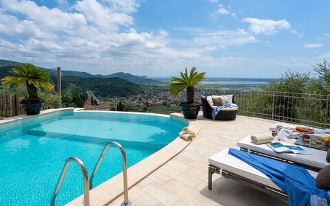 Villa Dolphin 10: Blauw, Zwembad, Buitenmeubels, Toevlucht, Vrije Tijd, Eco Hotel, Ligstoel, Paraplu, Vakantie, Schaduw