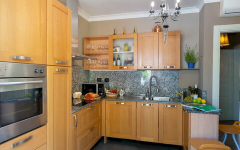 Villa Dolphin 10: Toestel Van De Keuken, Keuken, Cabinetry, Meubilair, Countertop, Major Appliance, Huishoudapparatuur, Hout, Interieur Ontwerp, Kast