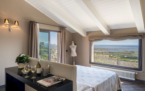 Villa Dolphin 10: Meubilair, Interieur Ontwerp, Muur, Plafond, Slaapkamer, Bed, Kamer, Textiel, Linens, Huis