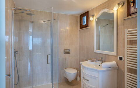 Villa Dolphin 10: Badkamer, Loodgieterswerkinrichting, Interieur Ontwerp, Flooring, Muur, Verdieping, Wastafel, Wastafel In De Badkamer, Kraan, Spiegel