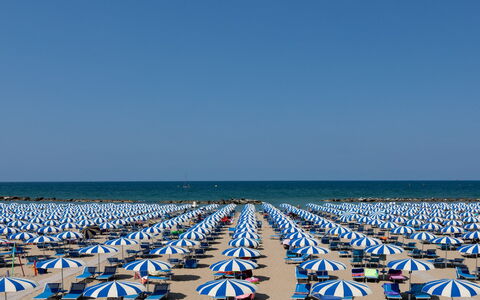 Villa Corona 8: Paraplu, Strand, Zee, Schaduw, Kust, Vakantie, Buitenmeubels, Tropen