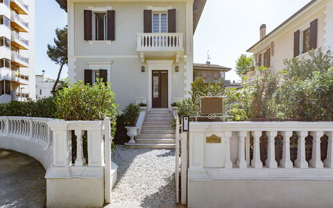Villa Corona 8: Gebouw, Venster, Huis, Woongebied, Huis, Deur, Balkon, Veranda, Landgoed, Gieten