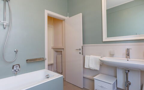 Villa Corona 8: Badkamer, Loodgieterswerkinrichting, Flooring, Interieur Ontwerp, Verdieping, Wastafel In De Badkamer, Kraan, Wastafel, Loodgieter, Plafond