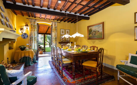Villa Il Colle di Moriano 8: Meubilair, Interieur Ontwerp, Muur, Tafel, Stoel, Plafond, Eetkamer, Kamer, Flooring, Verlichting