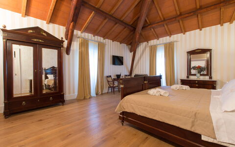 Villa Capozza 18+2: Hout, Interieur Ontwerp, Flooring, Verdieping, Meubilair, Verlichting, Slaapkamer, Plafond, Bed, Bed Frame