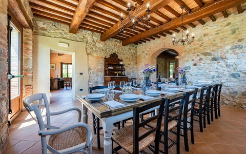 Podere Collelungo 14: Meubilair, Muur, Tafel, Keuken En Eettafel, Eetkamer, Stoel, Interieur Ontwerp, Flooring, Restaurant, Koffietafel