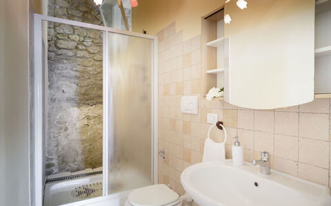 Villa Vittoria D'Anghiari 7+3: Muur, Flooring, Loodgieterswerkinrichting, Interieur Ontwerp, Verdieping, Badkamer, Wastafel In De Badkamer, Loodgieter, Kamer, Plafond