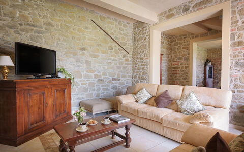 Villa Vittoria D'Anghiari 7+3: Meubilair, Muur, Interieur Ontwerp, Flooring, Hout, Verdieping, Plafond, Kamer, Verlichting, Woonkamer