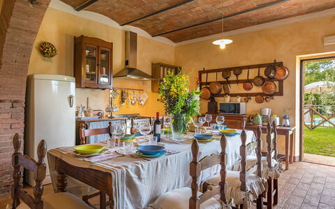 Podere Bagnolo 8: Meubilair, Interieur Ontwerp, Tafel, Stoel, Keuken En Eettafel, Eetkamer, Flooring, Verlichting, Kamer, Huis