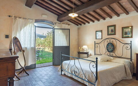 Podere Bagnolo 8: Meubilair, Bed, Bed Frame, Slaapkamer, Lamp, Kamerplant, Stoel, Hotel, Villa, Bedding