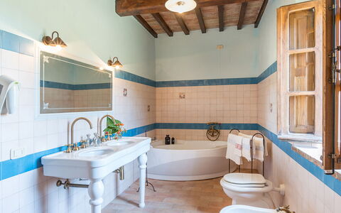 Podere Bagnolo 8: Flooring, Interieur Ontwerp, Loodgieterswerkinrichting, Verdieping, Kraan, Deur, Tegel, Badkamer, Wastafel In De Badkamer, Loodgieter