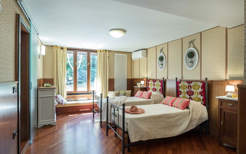 Villa Joy 6: Meubilair, Interieur Ontwerp, Slaapkamer, Bed, Hout, Flooring, Plafond, Laken, Bedding, Verdieping