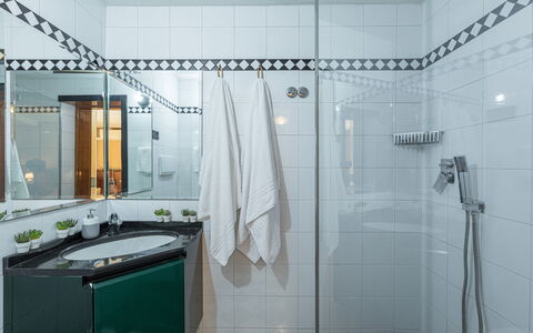 Villa Joy 6: Loodgieterswerkinrichting, Badkamer, Flooring, Interieur Ontwerp, Kraan, Verdieping, Wastafel, Loodgieter, Tegel, Douche