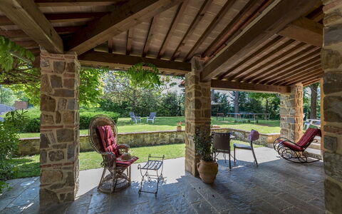 Villa Joy 6: Hout, Kolom, Meubilair, Veranda, Schaduw, Tuin, Steen, Flagstone, Plafond, Outdoor Structuur