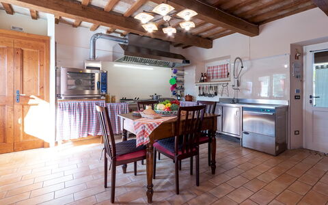 Cascina Marianna 12+4: Meubilair, Interieur Ontwerp, Hout, Flooring, Plafond, Keuken, Tafel, Verdieping, Huis, Keuken En Eettafel