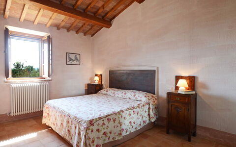 Podere Pomasciano 10: Muur, Bed, Slaapkamer, Meubilair, Laken, Bedding, Bed Frame, Fotolijst, Kamer, Interieur Ontwerp