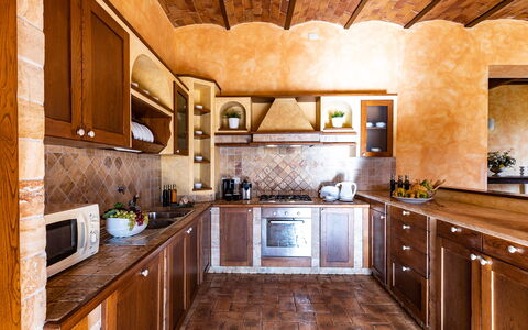 Il Poderuccio 17: Keuken, Meubilair, Interieur Ontwerp, Countertop, Flooring, Hout, Cabinetry, Verdieping, Plafond, Toestel Van De Keuken