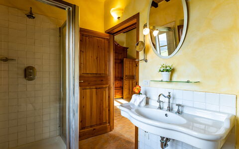 Il Poderuccio 17: Loodgieterswerkinrichting, Badkamer, Interieur Ontwerp, Wastafel In De Badkamer, Hout, Flooring, Kraan, Verdieping, Loodgieter, Wastafel
