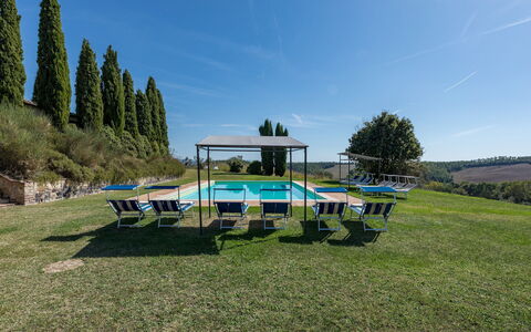 Il Poderuccio 17: Buitenmeubels, Zwembad, Meubilair, Vrije Tijd, Schaduw, Buitentafel, Tuin, Landscaping, Gazon, Backyard