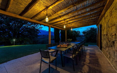 Il Poderuccio 17: Verlichting, Meubilair, Stoel, Buitenmeubels, Schaduw, Backyard, Landscaping, Tuin, Toevlucht, Buitentafel