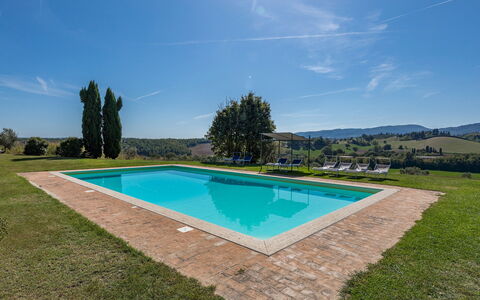 Il Poderuccio 17: Blauw, Zwembad, Landgoed, Boerderij, Landscaping, Gazon, Hacienda, Schaduw, Villa, Werf
