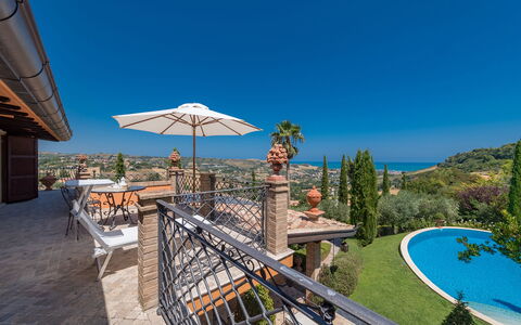 Fontespina 6: Landgoed, Toevlucht, Balkon, Eco Hotel, Hacienda, Schaduw, Villa, Landscaping, Zwembad, Herenhuis