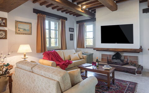 La Villetta di Dante 6: Meubilair, Interieur Ontwerp, Muur, Bankstel, Hout, Kamer, Woonkamer, Huis, Flooring, Verdieping