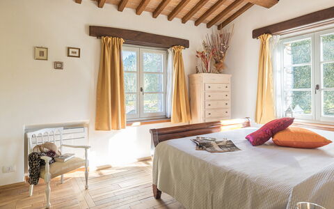 La Villetta di Dante 6: Meubilair, Bed, Interieur Ontwerp, Slaapkamer, Muur, Flooring, Verdieping, Hout, Kamer, Bedding