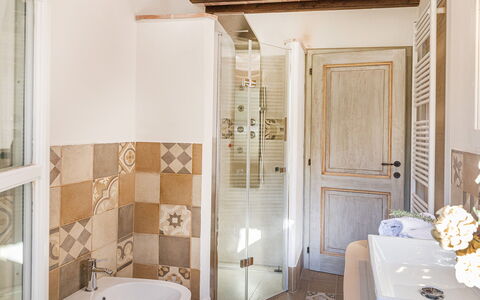 La Villetta di Dante 6: Flooring, Muur, Verdieping, Interieur Ontwerp, Hout, Deur, Huis, Kamer, Badkamer, Tegel