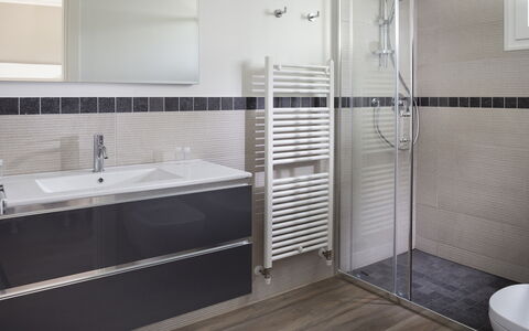 Portoverde Beach Villa 12: Loodgieterswerkinrichting, Badkamer, Interieur Ontwerp, Wastafel, Flooring, Verdieping, Kraan, Loodgieter, Wastafel In De Badkamer, Spiegel