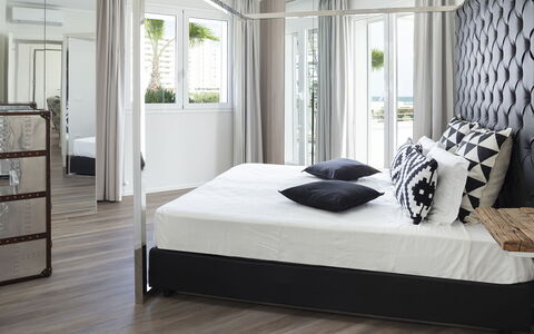Portoverde Beach Villa 12: Meubilair, Bed, Interieur Ontwerp, Slaapkamer, Bedding, Flooring, Verdieping, Laken, Kamer, Hout