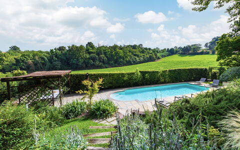 Il Roseto 10: Zwembad, Struik, Tuin, Buitenmeubels, Plantengemeenschap, Gazon, Groundcover, Landscaping, Schaduw