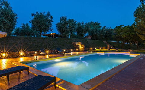 Poggio Medei 10: Blauw, Zwembad, Toevlucht, Eco Hotel, Landschap Verlichting, Tuin, Waterpartij, Nacht, Landscaping, Hacienda