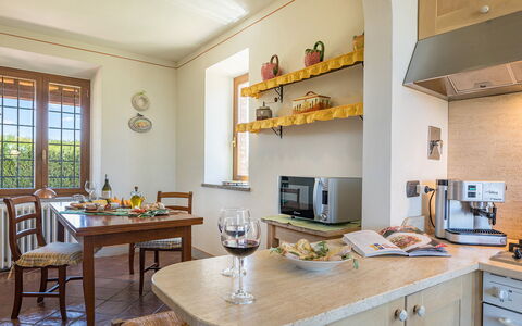 Poggio Medei 10: Meubilair, Interieur Ontwerp, Flooring, Huis, Keuken En Eettafel, Tafel, Kamer, Keuken, Countertop, Verlichting