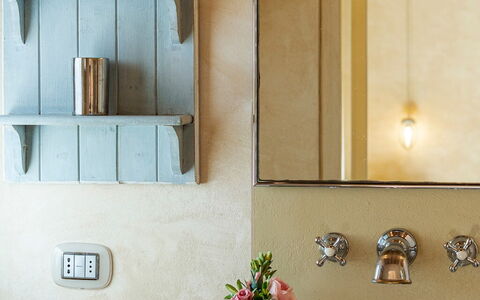 L'Oliveta 6: Muur, Interieur Ontwerp, Loodgieterswerkinrichting, Spiegel, Verlichting, Wastafel In De Badkamer, Loodgieter, Kraan, Badkamer, Lichte Inrichting