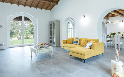 Villa Rasena 6: Flooring, Interieur Ontwerp, Verdieping, Meubilair, Plafond, Kamer, Bankstel, Woonkamer, Stoel, Kamerplant