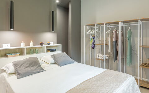 Villa Rasena 6: Meubilair, Interieur Ontwerp, Slaapkamer, Bed, Muur, Hout, Flooring, Kamer, Huis, Plafond