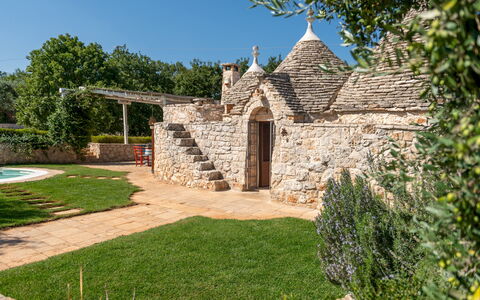 Trulli Littoria 4: Tuin, Landscaping, Gazon, Werf, Backyard, Flagstone, Hacienda, Koepel, Villa, Koepel