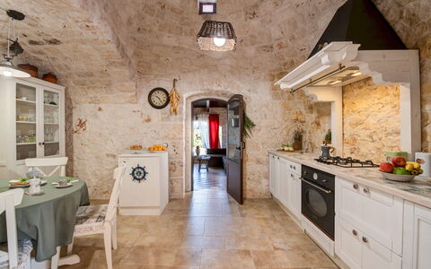 Trulli Littoria 4: Interieur Ontwerp, Flooring, Meubilair, Plafond, Verdieping, Verlichting, Keuken, Boog, Lichte Inrichting, Stoel
