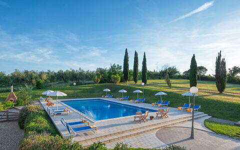 Villa Croci 12: Zwembad, Toevlucht, Tuin, Buitenmeubels, Landscaping, Ligstoel, Villa, Park, Eco Hotel, Hotel