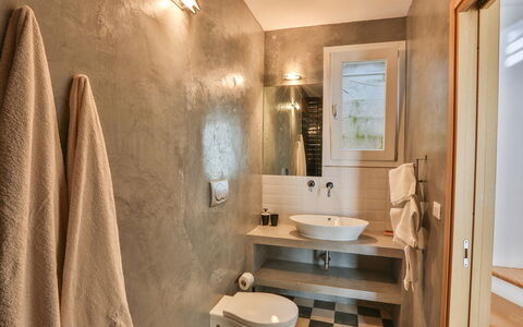 Villa Pajare Francesi 8+2: Flooring, Interieur Ontwerp, Verdieping, Muur, Badkamer, Loodgieterswerkinrichting, Hout, Wastafel In De Badkamer, Wastafel, Kraan
