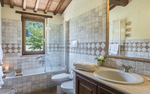 Casale al Doglio 6+1: Muur, Flooring, Interieur Ontwerp, Verdieping, Huis, Tegel, Deur, Loodgieterswerkinrichting, Kraan, Badkamer