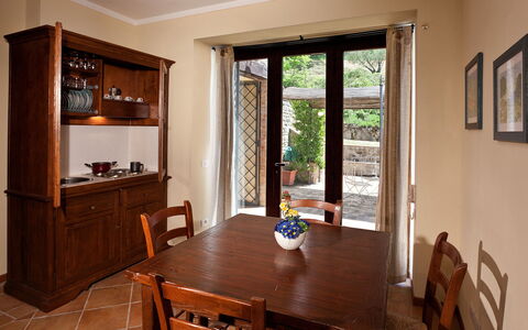 Val di Marco 12: Meubilair, Hout, Interieur Ontwerp, Flooring, Tafel, Keuken En Eettafel, Eetkamer, Stoel, Verdieping, Deur