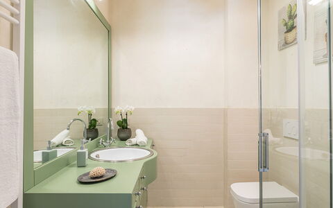 Torre Ginestre 12: Badkamer, Wastafel In De Badkamer, Interieur Ontwerp, Loodgieterswerkinrichting, Flooring, Muur, Wastafel, Verdieping, Kraan, Badkamerkast