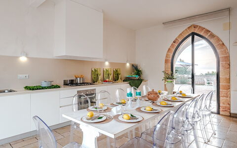 Villa Manco 12: Meubilair, Interieur Ontwerp, Tafel, Stoel, Keuken En Eettafel, Plafond, Eetkamer, Restaurant, Kamerplant, Lichte Inrichting
