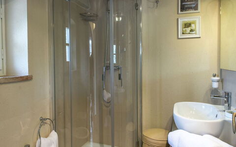 Albachiara 8: Badkamer, Loodgieterswerkinrichting, Interieur Ontwerp, Verdieping, Flooring, Kamer, Loodgieter, Deur, Kraan, Douche