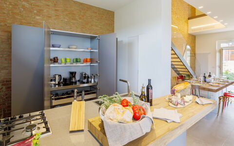 La Fonte di Santa Regina 8: Interieur Ontwerp, Meubilair, Keuken, Flooring, Countertop, Toestel Van De Keuken, Verdieping, Verlichting, Plafond, Huis